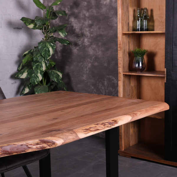 Mooi boomstam tafel met naturel blad